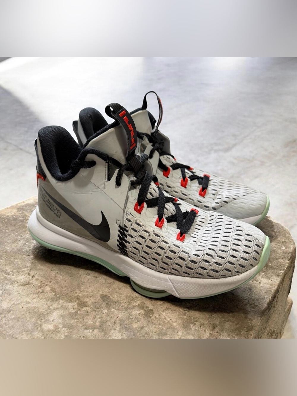 Nike LeBron Witness 5 Pure Platinum Light Dew Men’s Basketball Shoes 8.5